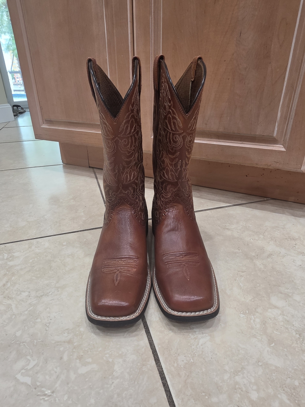 Women's Ariat Remuda Round Up Wide Toe Western Boot Size 8B.